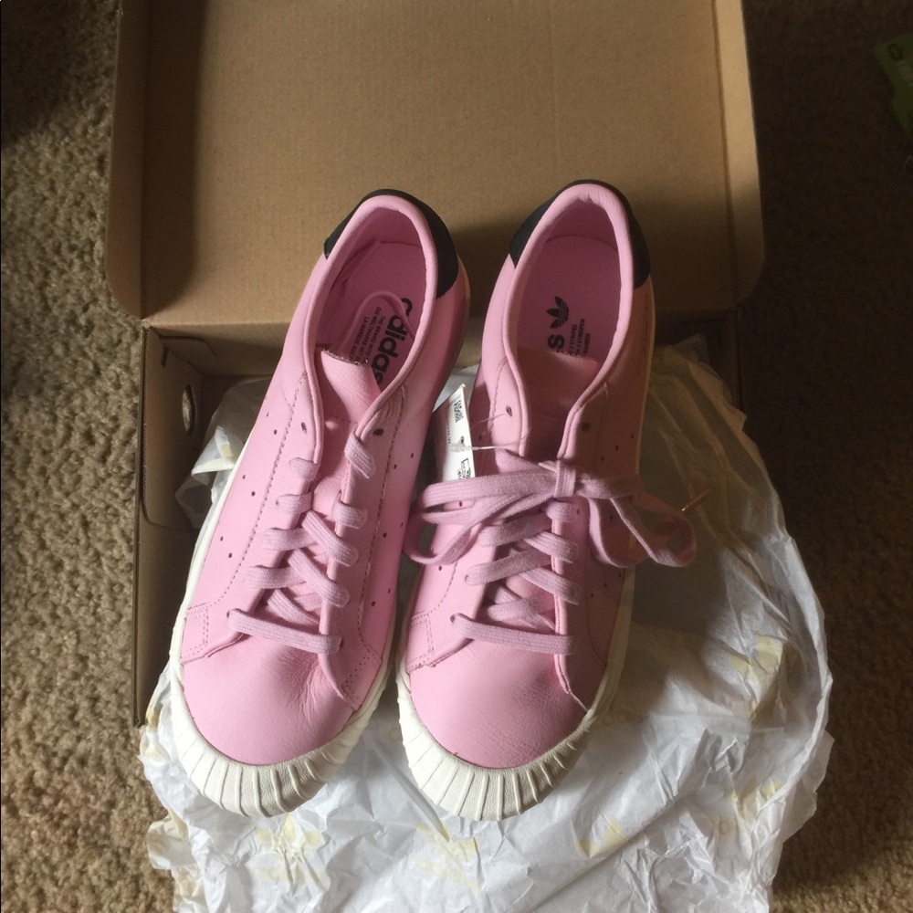 WOMENS ADIDAS EVERYN W SIZE 7 brand new never worn